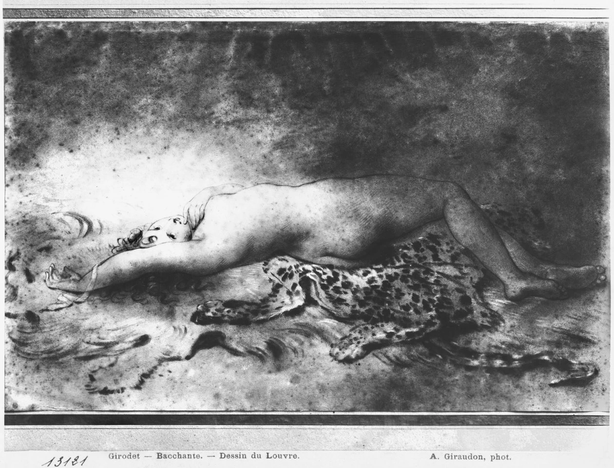 Giovane ragazza nuda sdraiata su una pelle di animale